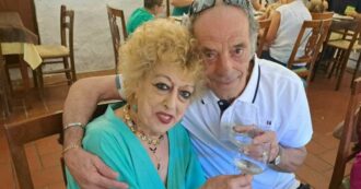 Copertina di Si ritrovano 50 anni dopo quell’unico bacio grazie a Facebook: Riccardo (79 anni) e Anna (77) si sposano a primavera
