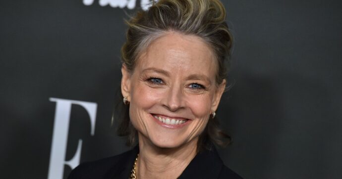 Copertina di Jodie Foster: “I ragazzi della Gen Z sono davvero fastidiosi sul lavoro. Dicono ‘No, non me la sento oggi, verrò alle 10:30’ e fanno errori nelle mail”