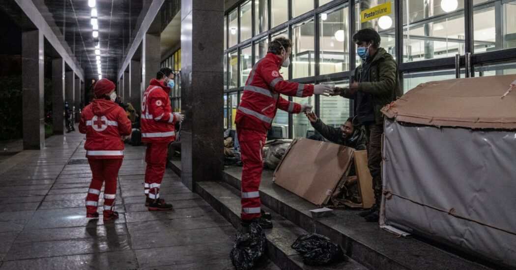 Senza fissa dimora, 11 morti in una settimana: “Le vittime sono in aumento. Sempre più persone scivolano nella povertà estrema”