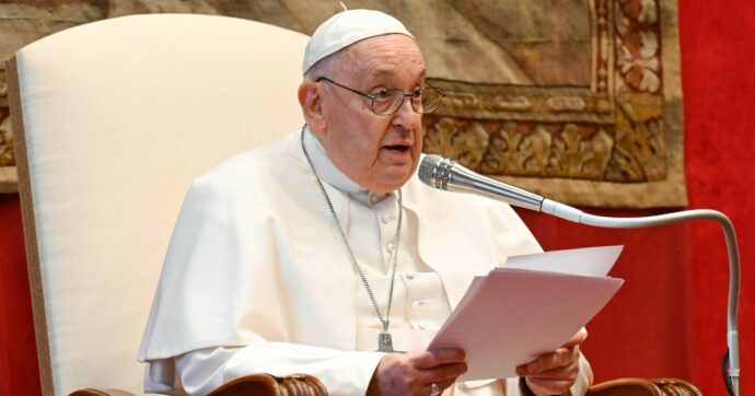 Papa: “La teoria del gender è pericolosissima. La maternità surrogata va proibita a livello universale”