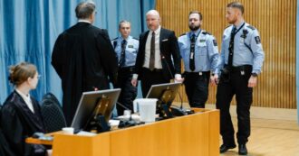 Copertina di Lo stragista Breivik fa causa alla Norvegia per violazione dei diritti umani. Ma in cella ha l’Xbox e i canarini