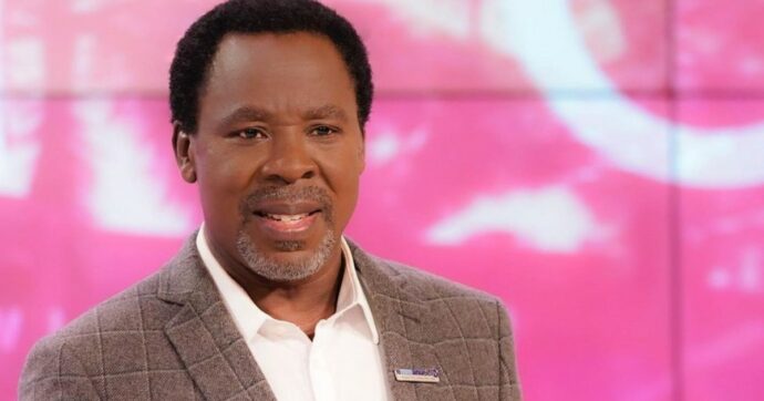 Copertina di T.B. Joshua, il predicatore abusava e torturava decine di fedeli della setta Scoan: “Pensavamo di essere in paradiso, ma eravamo all’inferno”