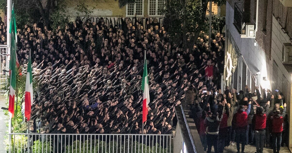 Acca Larentia e saluti romani, il M5s presenta un esposto ai pm. Interrogazione del Pd, Meloni tace. Fdi: “Solita ipocrisia della sinistra”