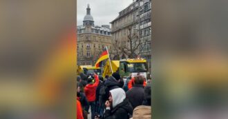 Copertina di Germania, la protesta degli agricoltori contro il governo: trattori e camion paralizzano il traffico