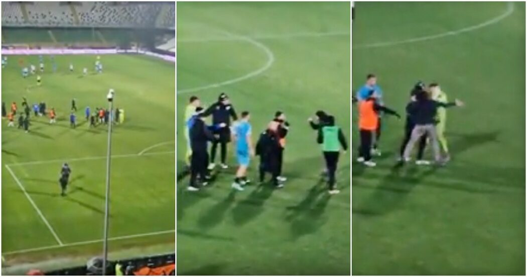 Cesena-OIbia, il padre dell’attaccante Shpendi invade il campo e aggredisce il portiere avversario Rinaldi: il video