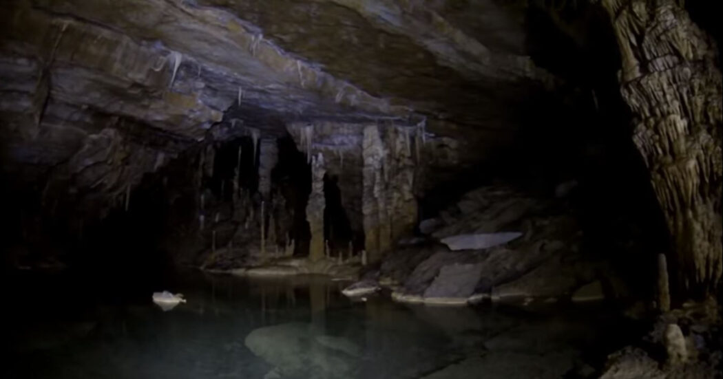 Slovenia, tre turisti e due guide intrappolati da due giorni in una grotta allagata