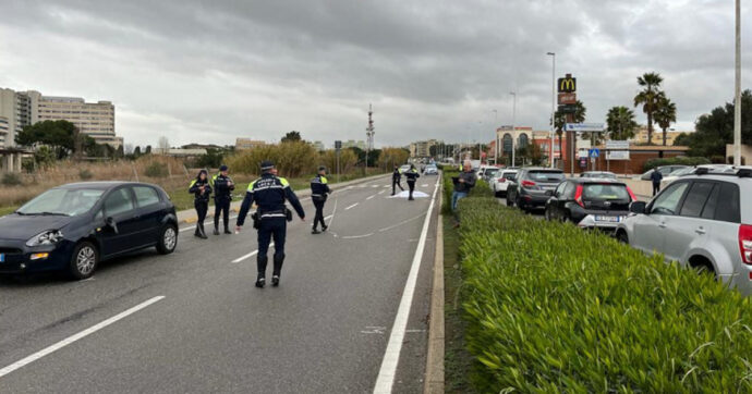 Travolto e ucciso sulle strisce pedonali un 15enne a Cagliari, stava prendendo il bus per andare a scuola