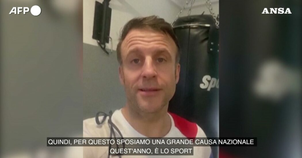 Macron si “scalda” per le olimpiadi 2024: il video con i guantoni da boxe per invitare a fare “almeno 30 minuti di sport al giorno”