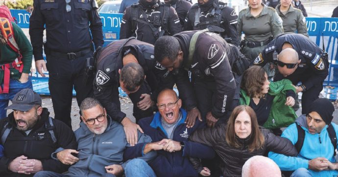 Israele, folla anti-Netanyahu alla Knesset: “Tutti in piazza per cacciarlo via”