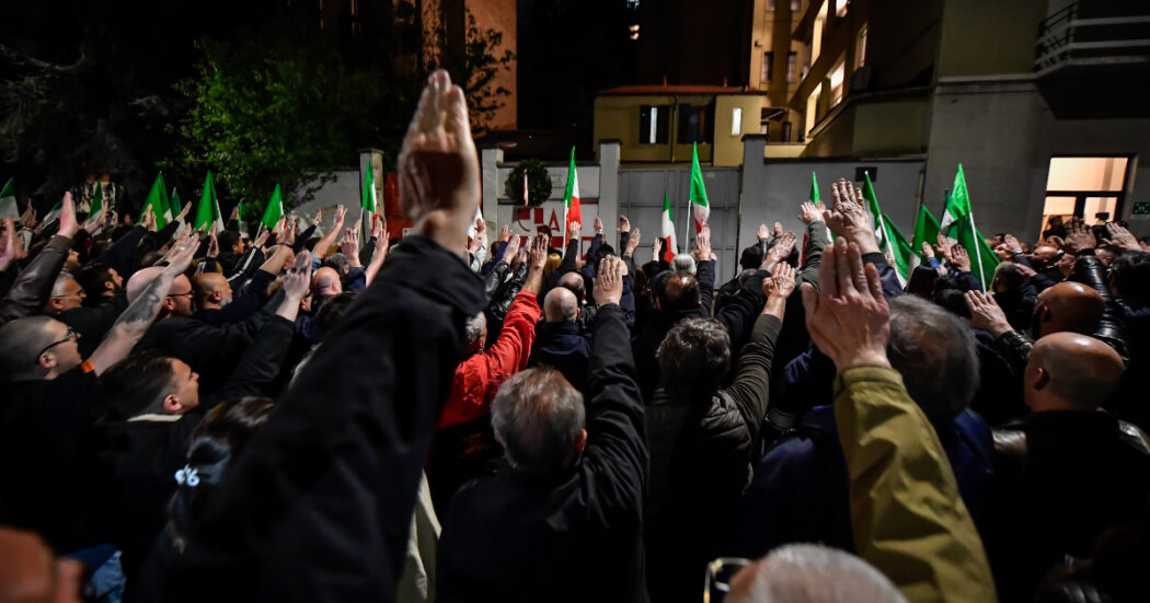 “Il saluto romano può essere reato anche alle commemorazioni, ma solo a certe condizioni”: le motivazioni della sentenza della Cassazione