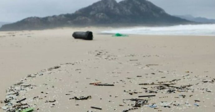Minuscole palline di plastica invadono le spiagge della Galizia: cosa sta succedendo sulle coste della Spagna