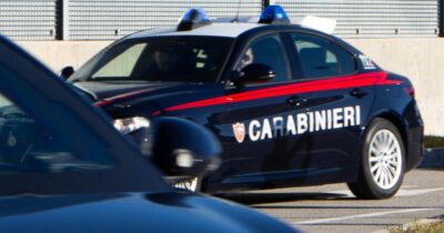 Copertina di Barletta, sparatoria tra rapinatori e vigilantes durante assalto a un portavalori: un ferito