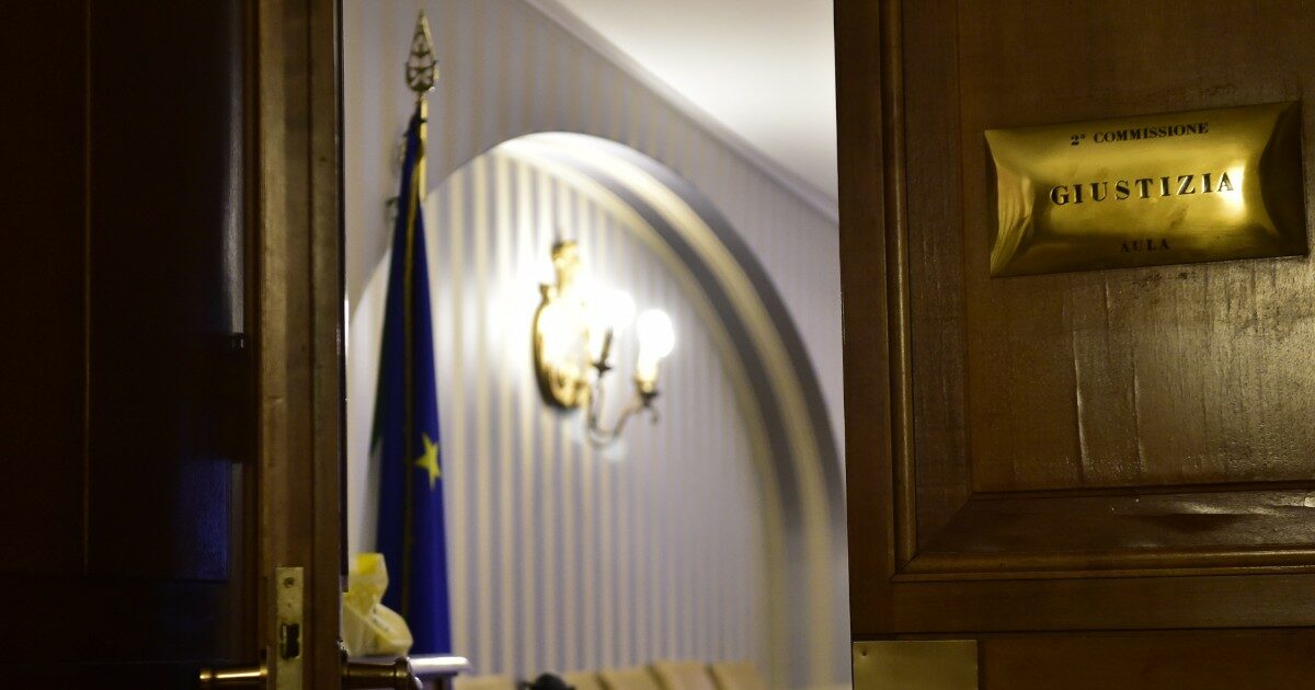 “Via l’abuso d’ufficio”: primo sì al colpo di spugna. Al Senato destra e Iv votano insieme. Libera: “Passo indietro nella lotta alla corruzione”