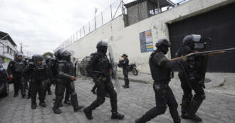 Copertina di Ecuador, dilaga il caos dopo la fuga del criminale Macias. Assaltato uno studio Tv durante una diretta