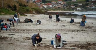 Copertina di Spagna, protocollo d’emergenza in 4 comunità per l’invasione di pellet nelle spiagge. Madrid accusa il governo galiziano dei ritardi