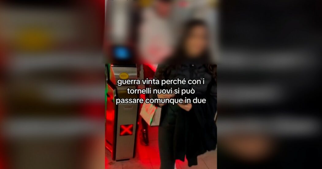 I nuovi tornelli “anti-salto” della metro di Milano “permettono di passare comunque in due”: il video fa il giro del web