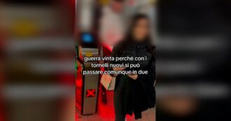 Copertina di I nuovi tornelli “anti-salto” della metro di Milano “permettono di passare comunque in due”: il video fa il giro del web