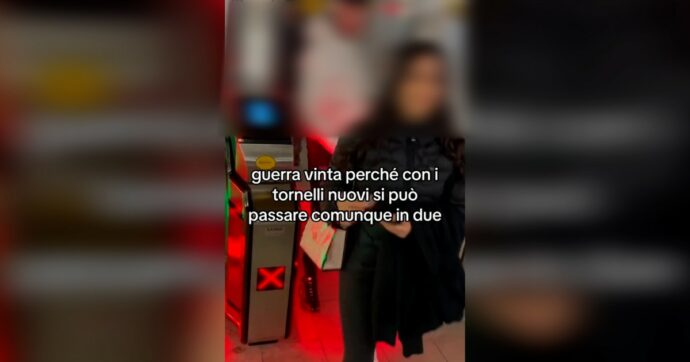 Copertina di I nuovi tornelli “anti-salto” della metro di Milano “permettono di passare comunque in due”: il video fa il giro del web