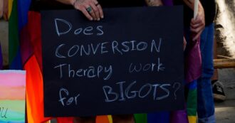 Copertina di La Scozia vuole vietare le “terapie di conversione”. La ministra: “Sono dannose”. Le proteste: “Genitori rischiano 7 anni di carcere”