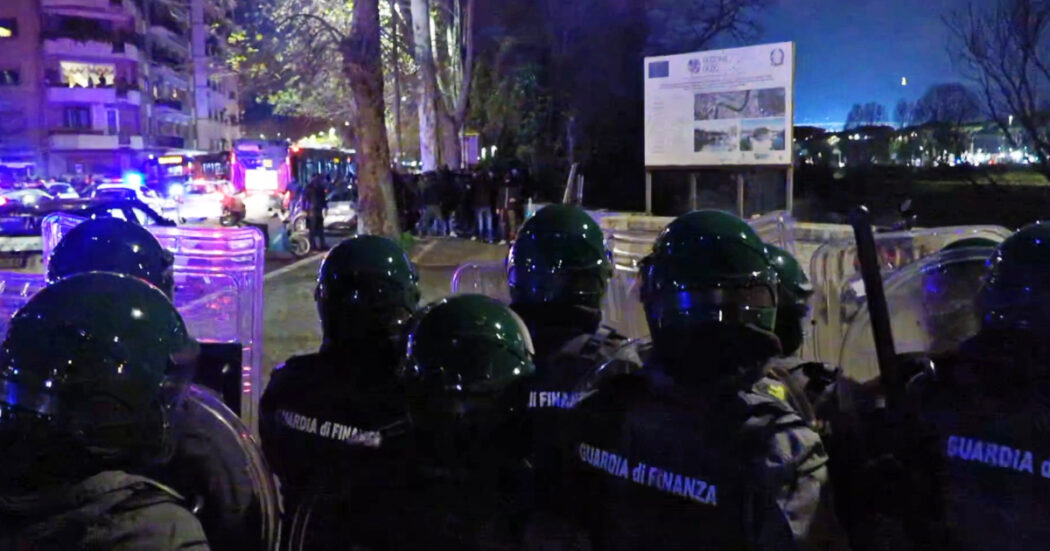 “Pronti a caricare”, tensione dopo il derby Lazio-Roma tra tifoserie e forze dell’ordine – Video