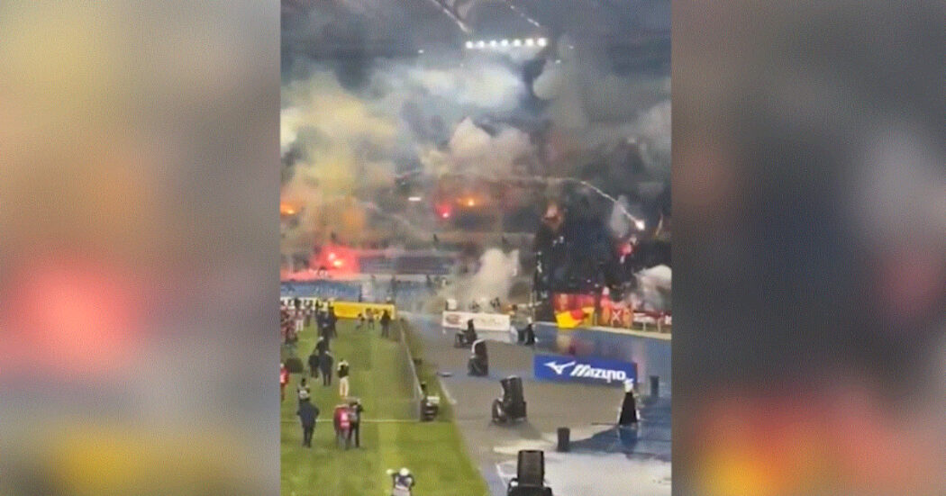 Lazio-Roma, lancio di petardi e fumogeni tra le due tifoserie sugli spalti: il video all’interno dell’Olimpico