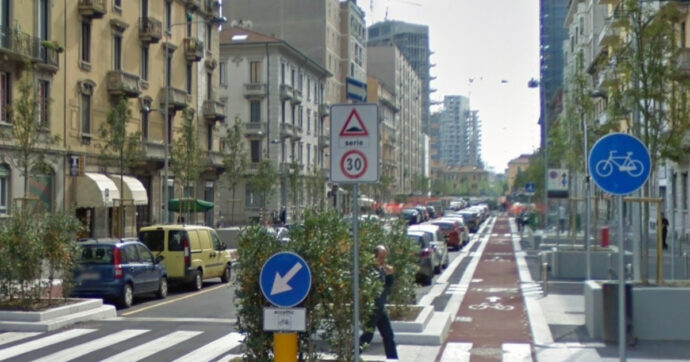 “Beppe, quando sta città a 30?”: striscioni in piazza a Milano per chiedere al sindaco una città a 30 all’ora