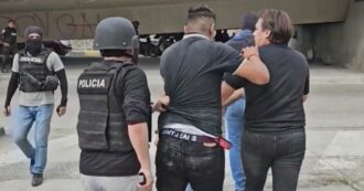 Copertina di Ecuador, l’intervento della polizia negli studi della tv pubblica dopo l’assalto armato in diretta: arrestati gli autori dell’attacco