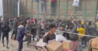 Copertina di A Gaza si lotta per avere un sacco di farina: l’assalto ai camion con gli aiuti umanitari