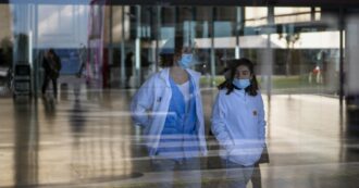Copertina di Aumenti di casi di Covid e influenza, in Spagna torna obbligatoria la mascherina in ospedale