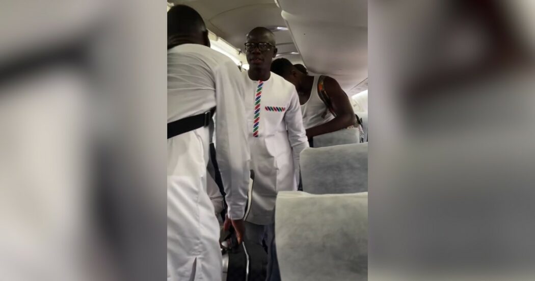 Caldo estremo e mancanza di ossigeno: l’aereo con la nazionale del Gambia costretto all’atterraggio d’emergenza. Le immagini