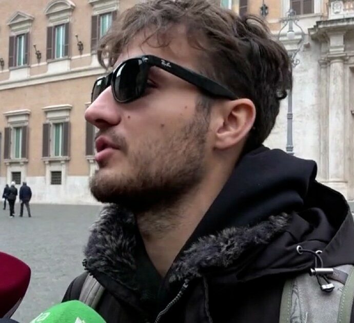 Il tiktoker “Ruttovibe” si “esibisce” in piazza Montecitorio: identificato dai carabinieri. “Mi sono spaventato, la prossima volta più lontano”