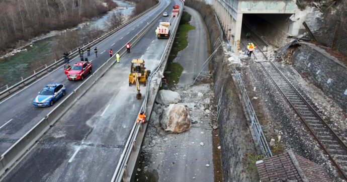 Copertina di Frana sulla Valsugana, enorme masso piomba su strada e binari: chiusa la linea ferroviaria. Il video dal drone