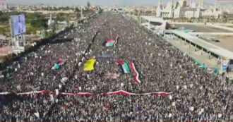 Copertina di Yemen, migliaia di persone in strada per protestare contro i bombardamenti di Usa e Regno Unito: sventolano le bandiere palestinesi