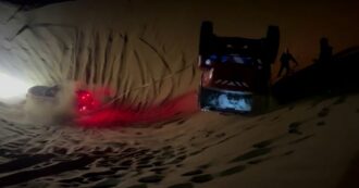Copertina di Dakar 2024, impresa notturna di due fratelli aquilani: così soccorrono un camion olandese ribaltato in mezzo alle dune – Video
