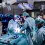 Copertina di Entra in ospedale per un problema alle vie urinarie, esce con una diagnosi da incubo: aveva aghi sparsi nel corpo 