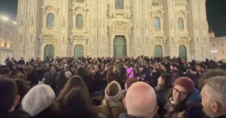 Copertina di 25 anni senza Fabrizio De Andrè, folla davanti al Duomo di Milano per ricordare il cantautore scomparso nel 1999