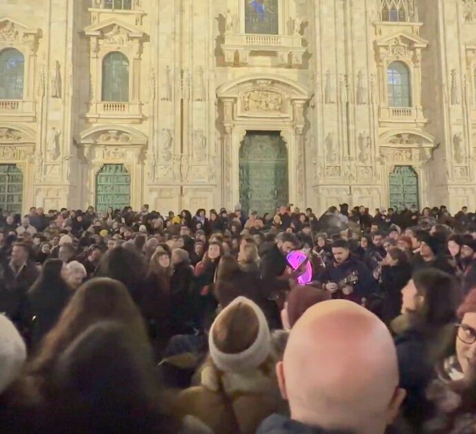 25 anni senza Fabrizio De Andrè, folla davanti al Duomo di Milano per ricordare il cantautore scomparso nel 1999