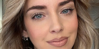 Copertina di Chiara Ferragni, ecco qual è la società esperta in crisi d’immagine che si occuperà di gestire la crisi del “pandoro-gate”: si è già occupata di Calciopoli e Ponte Morandi