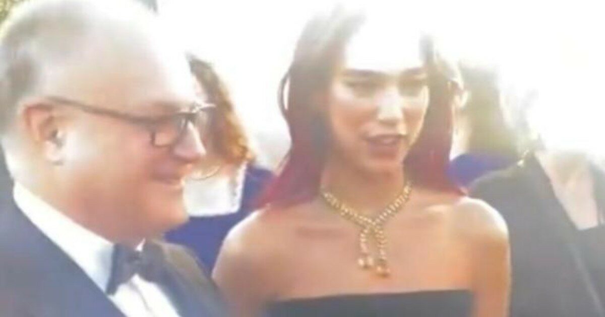 Il sindaco di Roma Roberto Gualtieri avvistato sul red carpet dei Golden Globe con Dua Lipa: ecco cosa ci faceva – VIDEO