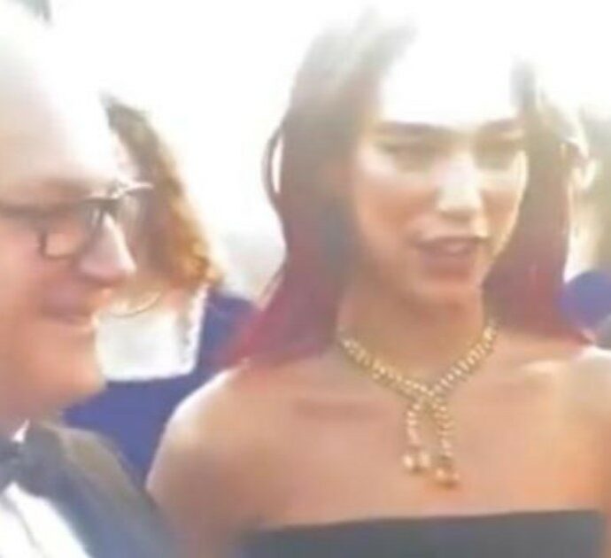 Il sindaco di Roma Roberto Gualtieri avvistato sul red carpet dei Golden Globe con Dua Lipa: ecco cosa ci faceva – VIDEO