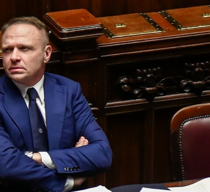 Il ministro Lollobrigida e il trapianto di capelli, esplodono i social: “Fiamma tricologica”, “il berlusconismo ha lasciato tracce” | Tutti i meme