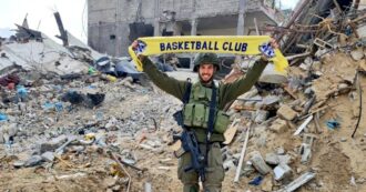 Copertina di Il Maccabi Tel Aviv pubblica la foto di un soldato con la sciarpa del club sopra le macerie di Gaza. Bufera sull’Eurolega