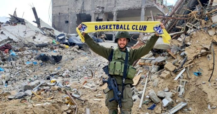 Il Maccabi Tel Aviv pubblica la foto di un soldato con la sciarpa del club sopra le macerie di Gaza. Bufera sull’Eurolega