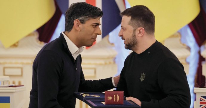 Aiuti all’Ucraina, Sunak si sostituisce a Biden. Usa: sparite le nostre armi