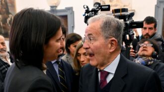 Europee, Schlein si candida. Il Pd si spacca sul suo nome nel simbolo. Prodi: “Leader che vince e non va in Ue? Ferita della democrazia”
