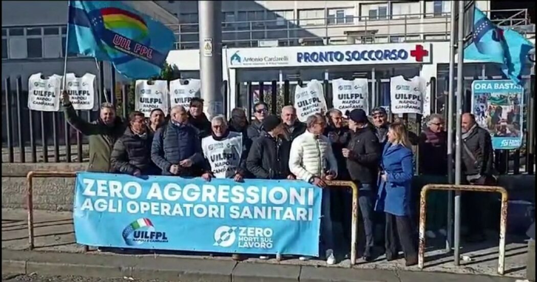 “Stop aggressioni negli ospedali”: gli operatori sanitari protestano davanti al Cardarelli di Napoli. “C’è stata escalation, ora basta” – Video