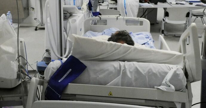 Influenza, raggiunto il picco: “Numero di casi in calo”. Bassetti: “Meno male, il sistema sanitario stava per saltare per aria”
