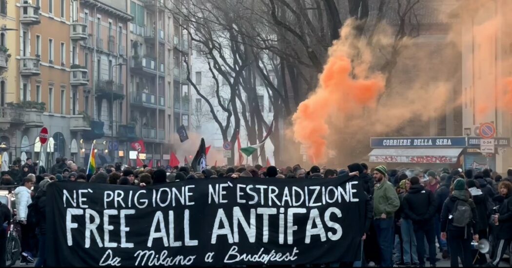 “Libertà per tutti gli antifascisti”. A Milano 500 manifestanti in corteo per chiedere la liberazione di Ilaria Salis, detenuta a Budapest
