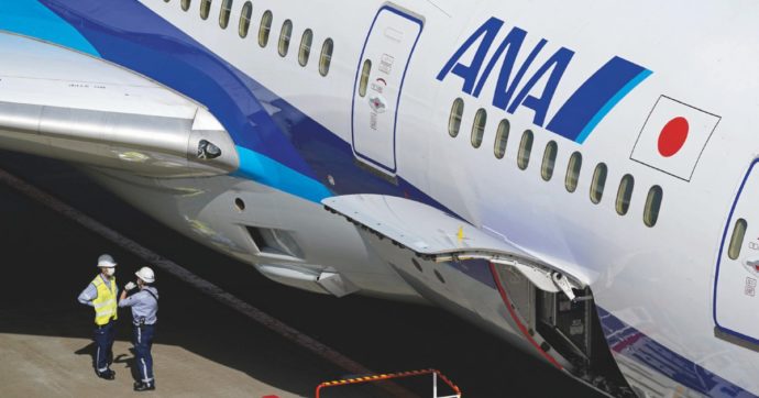 Crepa sul Boeing 737, il jet costretto a tornare indietro