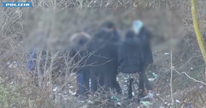 Copertina di Milano, arrestati tre spacciatori nell’area di Rogoredo: ecco il video che li inchioda. Fermati 11 pusher in tre settimane.